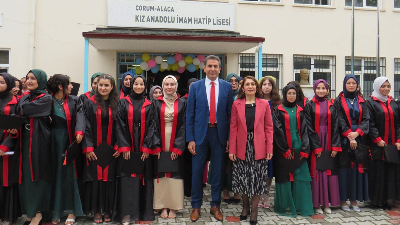 Alaca Kız Anadolu İmam Hatipte mezuniyet sevinci Çorum Haberleri