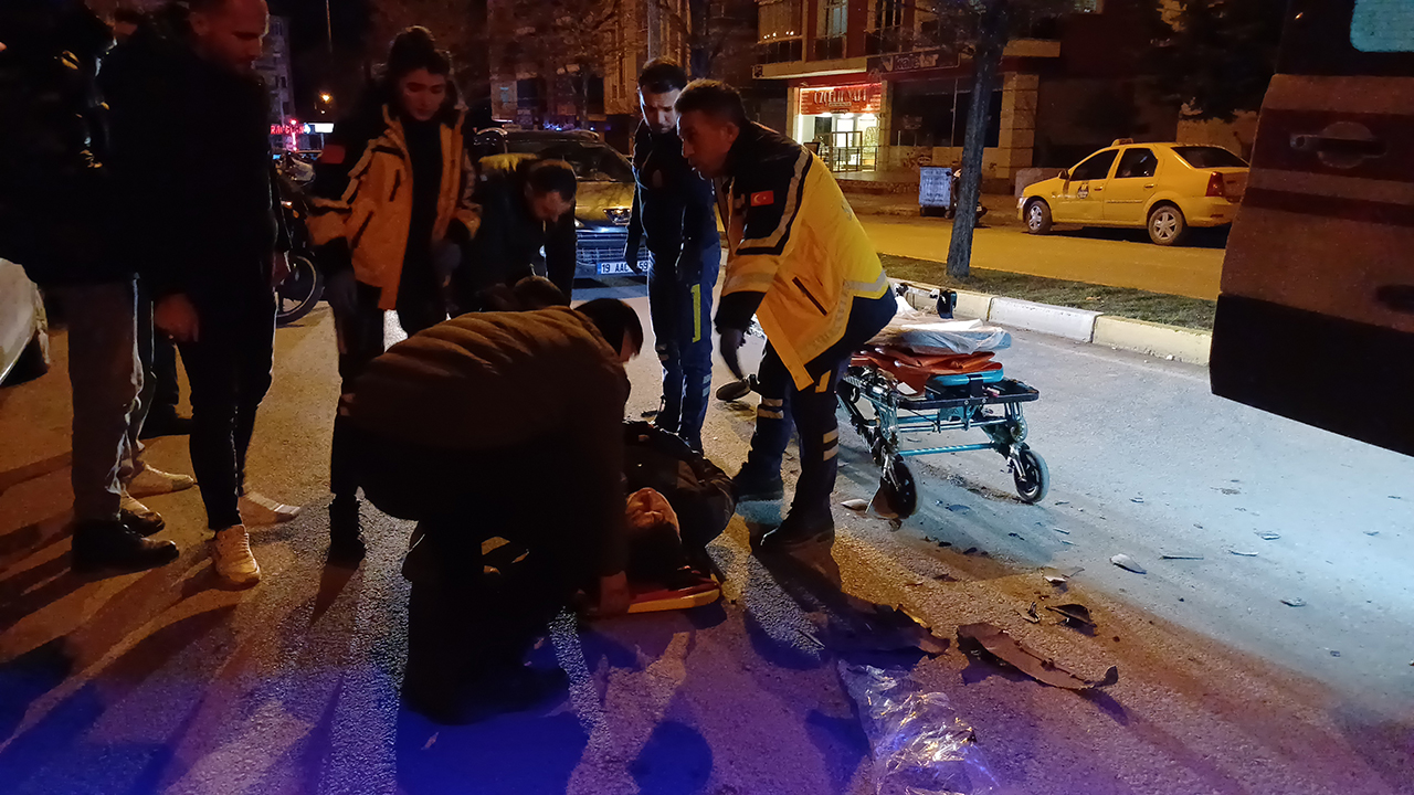 Çorum da yürekleri ağıza getiren kaza Motosikletli yaralı Çorum