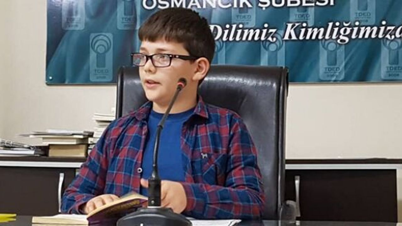 Osmancık'ta ilkokul öğrencisi kürsüye çıktı. Söylediği son söz salondakileri duygulandırdı