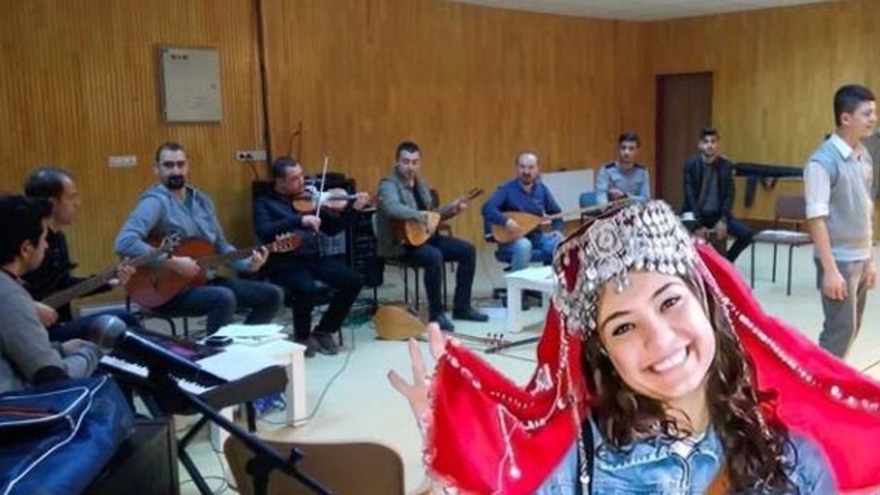 Batman'da şehit düşmüştü. Çorumlu öğrenciler öğretmeni için sahneye çıkıyor