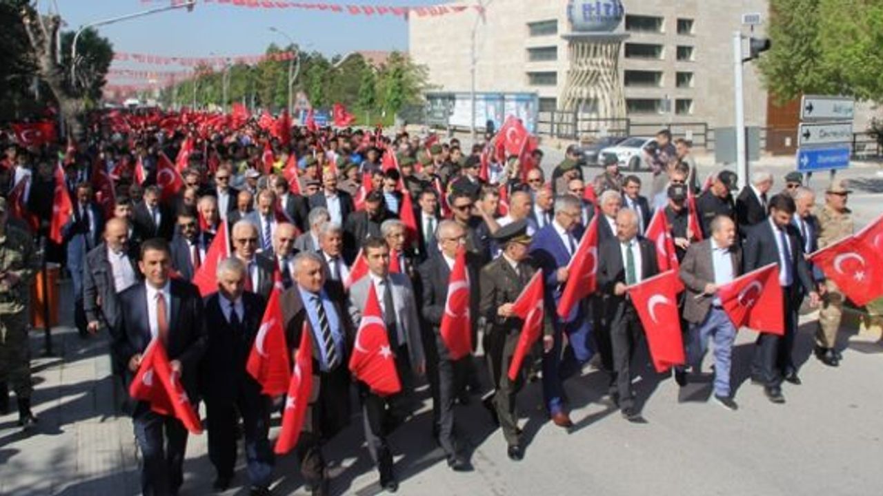 Çorum'da duygusal anlar! 57. Alay için tek yürek oldular, caddeler kırmızı beyaza büründü