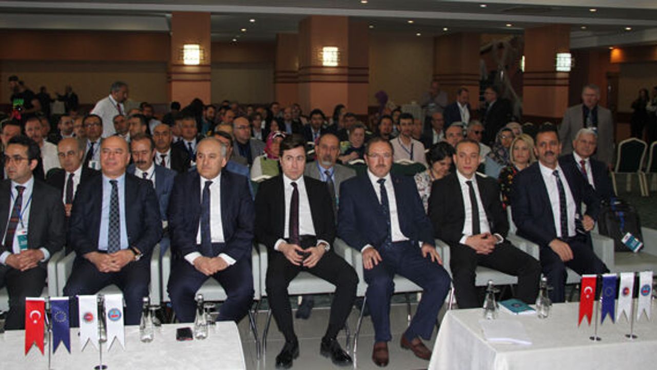 Çorum'daki toplantıda Vali Yardımcısı net konuştu: Şimdiki gençlik profili çağı yönetmeye yetmiyor
