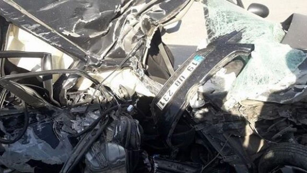 Çorum'da virajı alamayıp karşı şeride daldı! Otomobil tanınmaz hale geldi