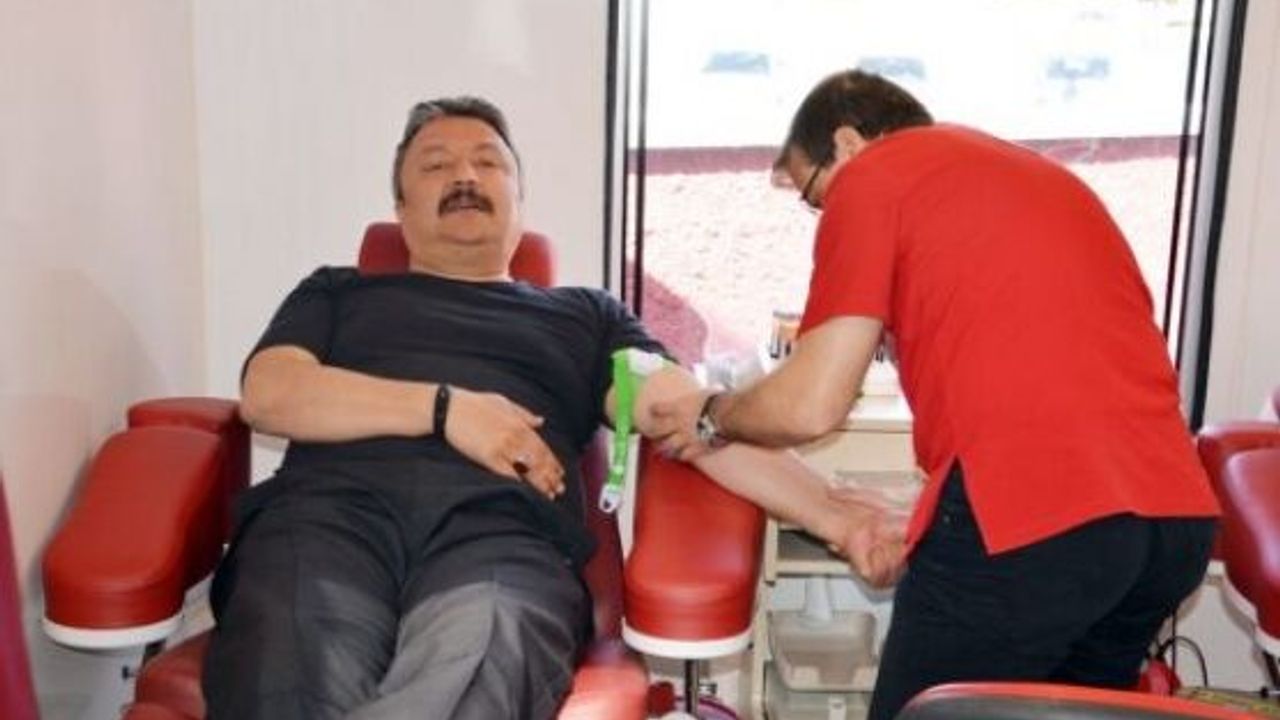 Çorum'da üniformalarını giyip sıraya girdiler! Müdür Kolcu da sedyeye uzandı