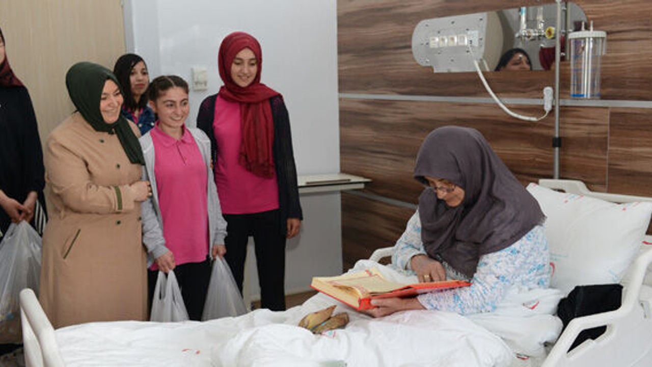 Halime Gül’den hastalara moral ziyareti