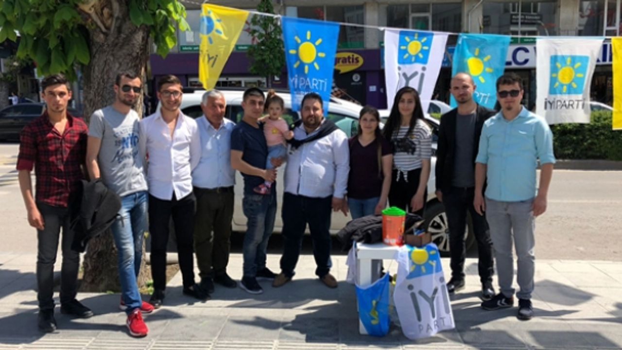 İYİ Partili gençler, çocukları sevindirdi