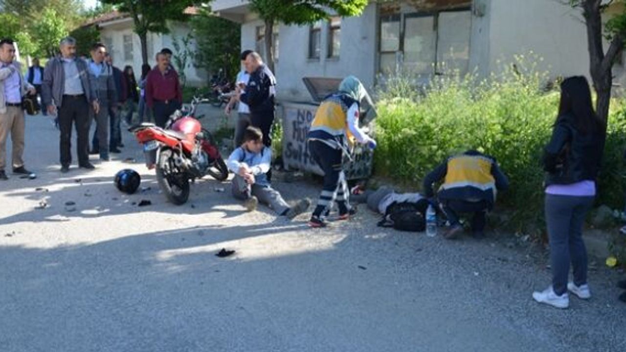 Motosiklet ile okula giden öğrenci okul arkadaşına çarptı: 3 yaralı