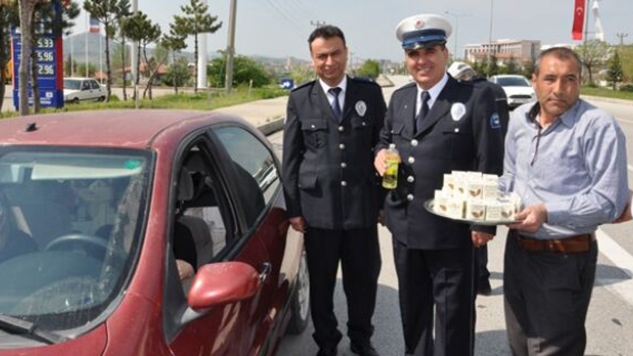 Çorum'da polis ekipleri araçları tek tek durdurdu! Ceza bekleyen sürücüler camı açınca şaşkına döndü