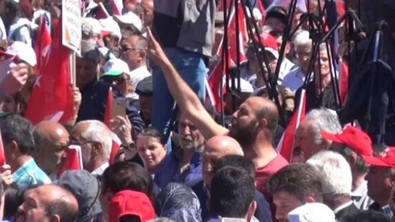 Çorum'daki mitingde ortalık bir anda karıştı! Kılıçdaroğlu konuşurken o hareketi yapınca polis müdahale etti