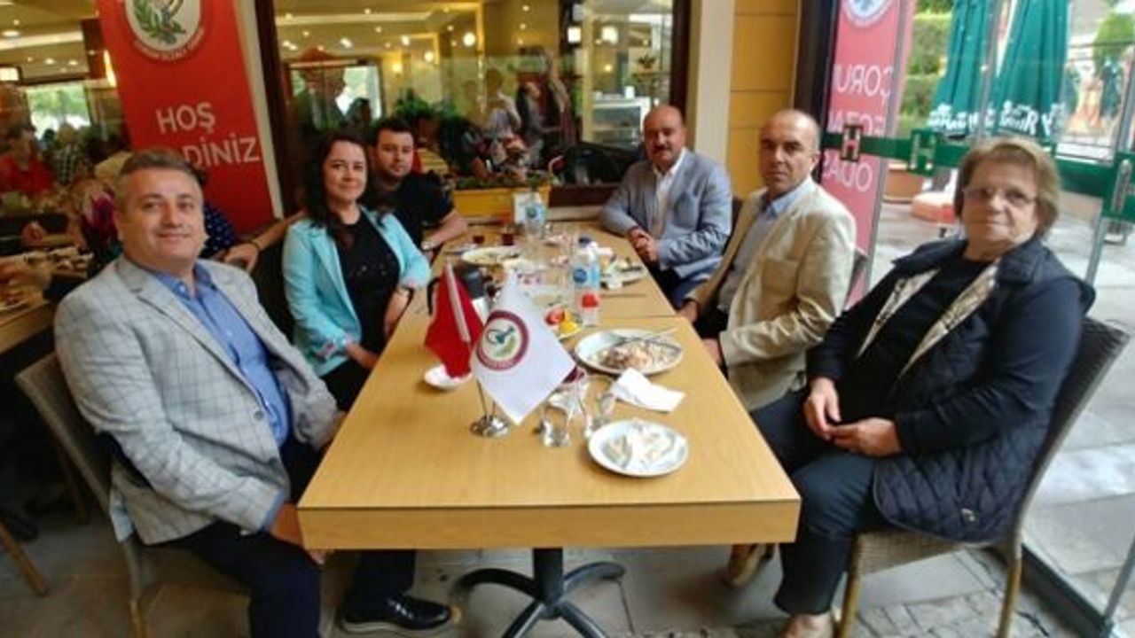 İYİ Parti adayları, Eczacıların kahvaltısına katıldı