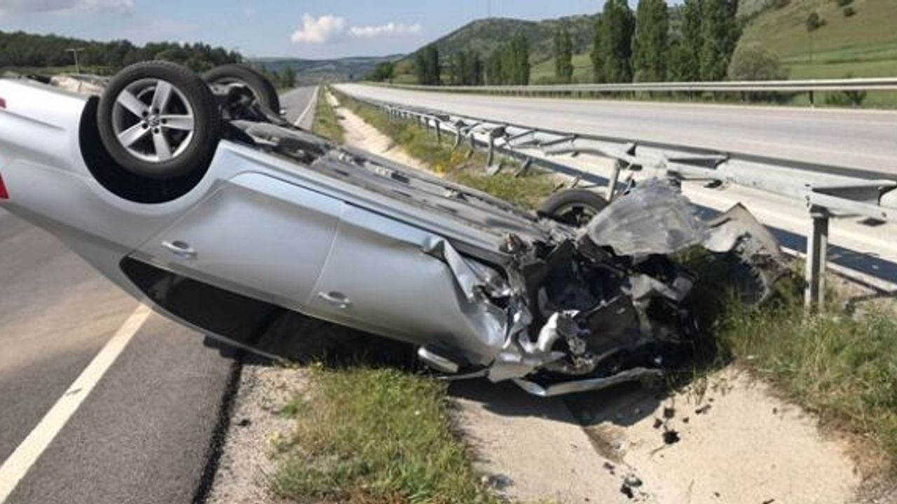 Çorum'da bariyerlere çarpan otomobil devrildi: 1 yaralı