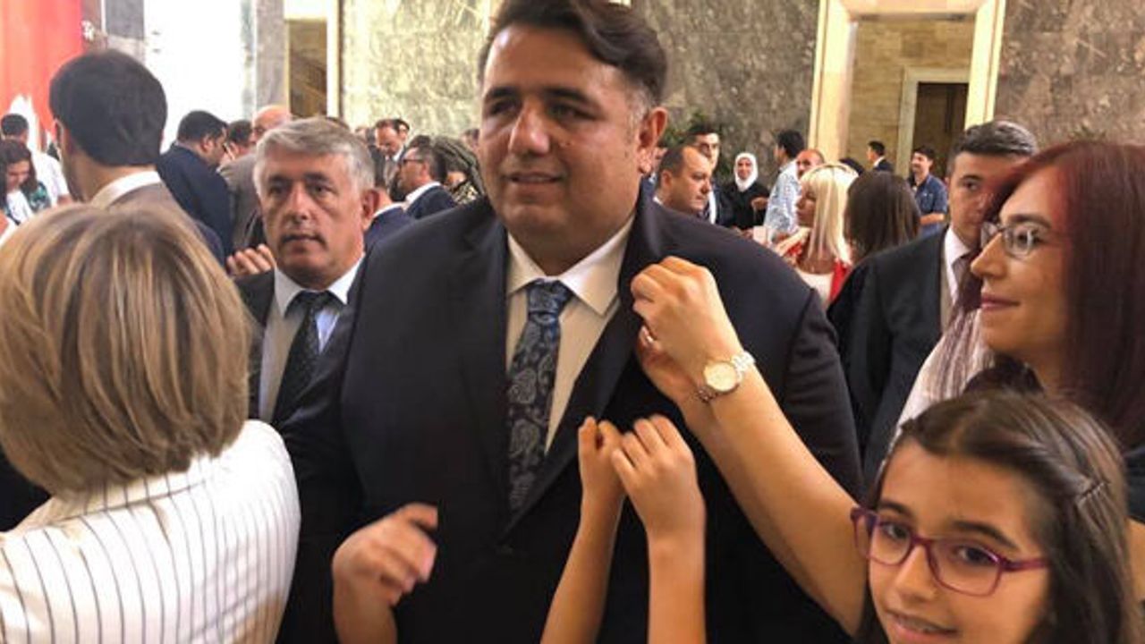 Oğuzhan Kaya'nın rozetini eşi ve kızı taktı