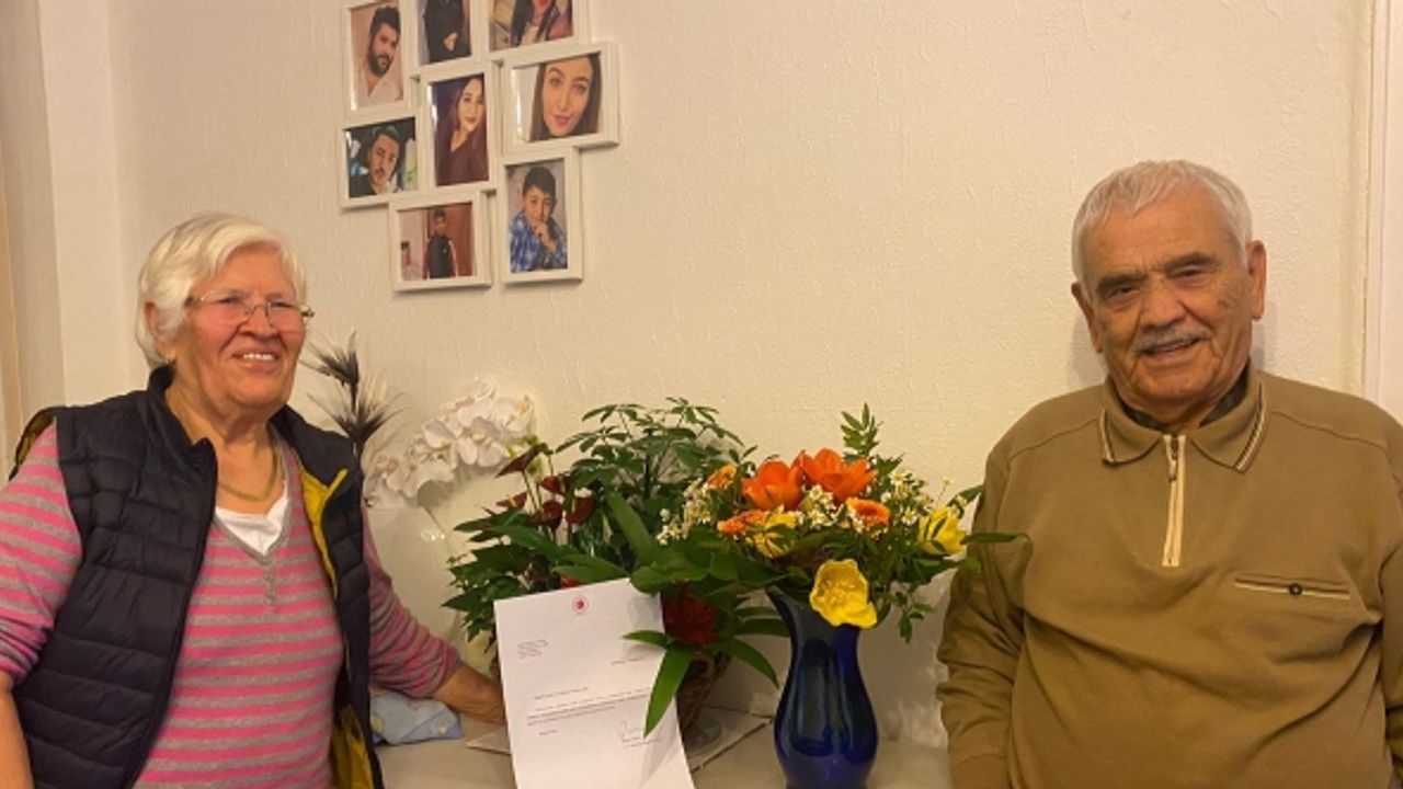 65’inci evlilik yıl dönümünü kutlayan Çorumlu çifte Başkonsolos Deniz'den tebrik