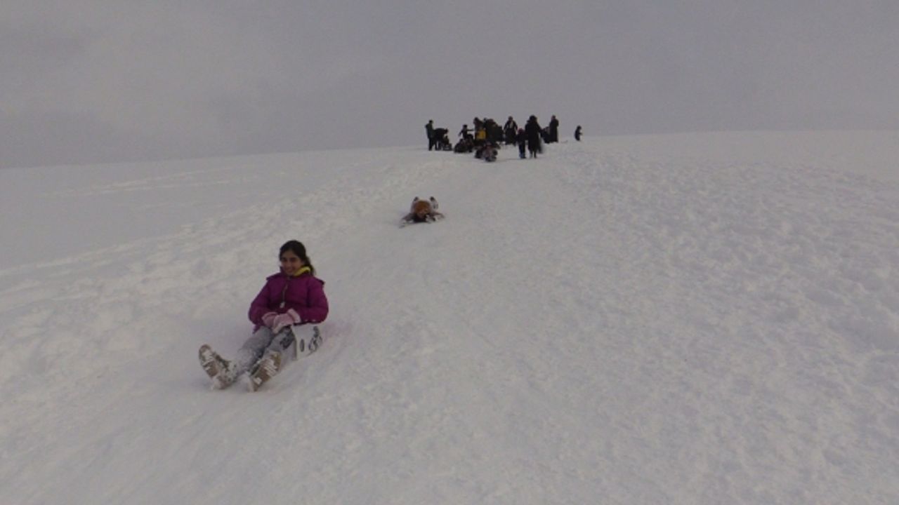 Çocuklar tepeyi kayak pistine çevirdiler