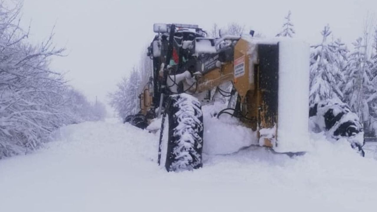 Çorum'da kardan kapanan köy yolları tek tek açıldı