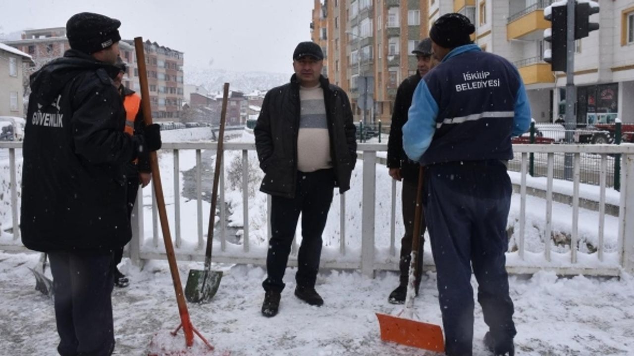 İskilip Belediyesi'nin karla mücadele çalışması devam ediyor