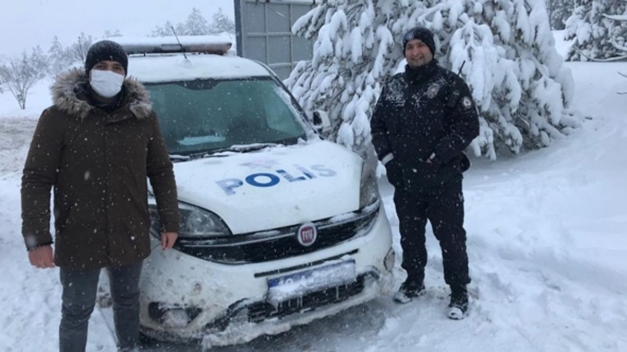 Karda mahsur kalanların imdadına polisler yetişti