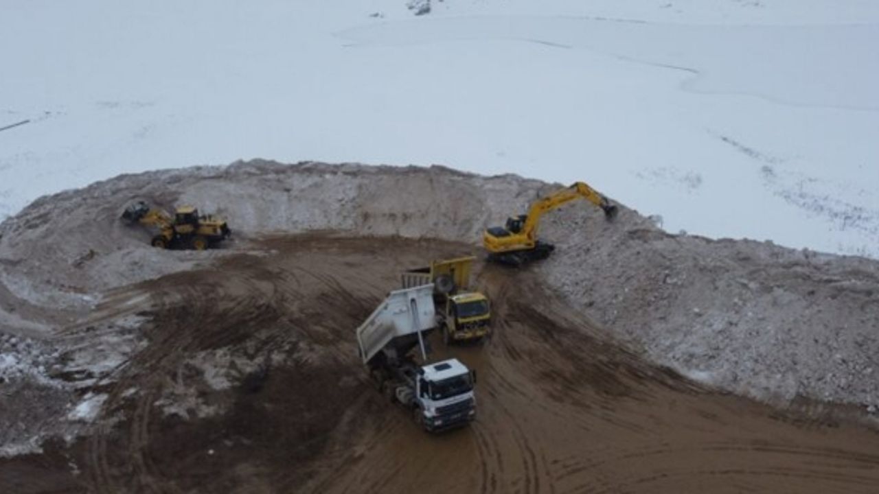 Kuraklığın vurduğu Çorum'da, Çomar Barajı’na 2 bin kamyon kar taşındı