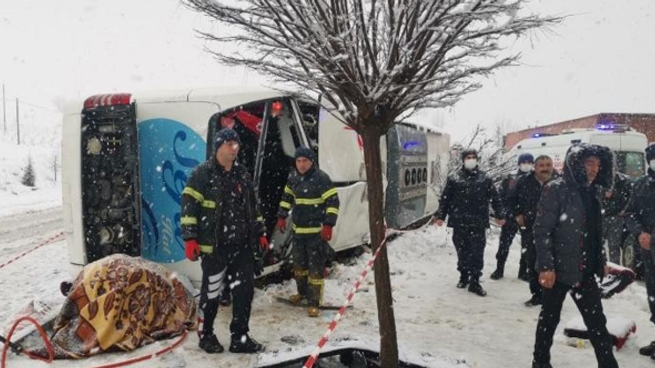 Tokat’ta yolcu otobüsü devrildi: Ölü ve çok sayıda yaralılar var