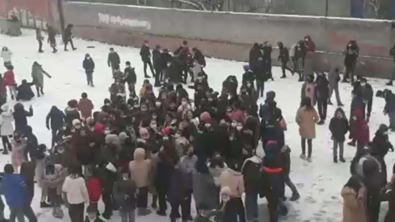 Öğrenciler, yarıyıl ve kar sevincini oyun havaları ile kutladılar