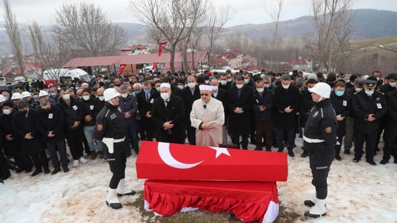 Kalbine yenilen genç polis toprağa verildi