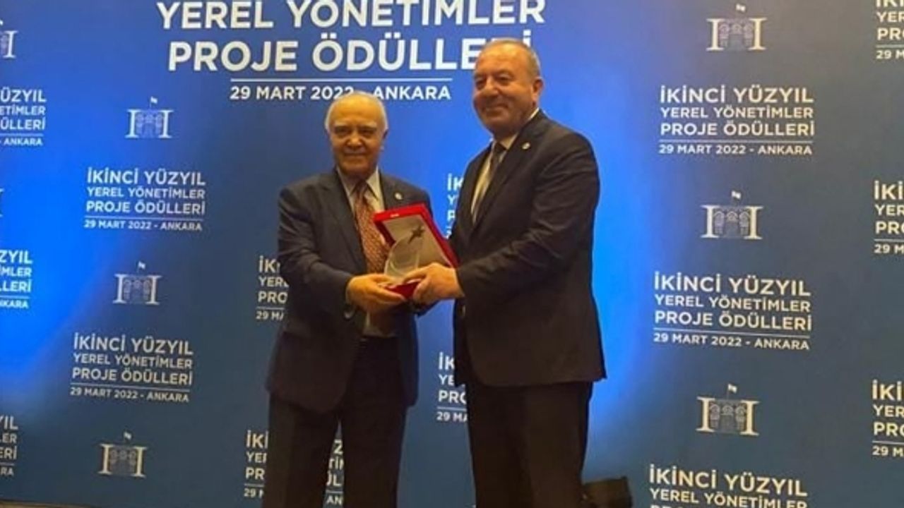 Abdulkadir Şahiner'e 'Yılın en başarılı projesi' ödülü