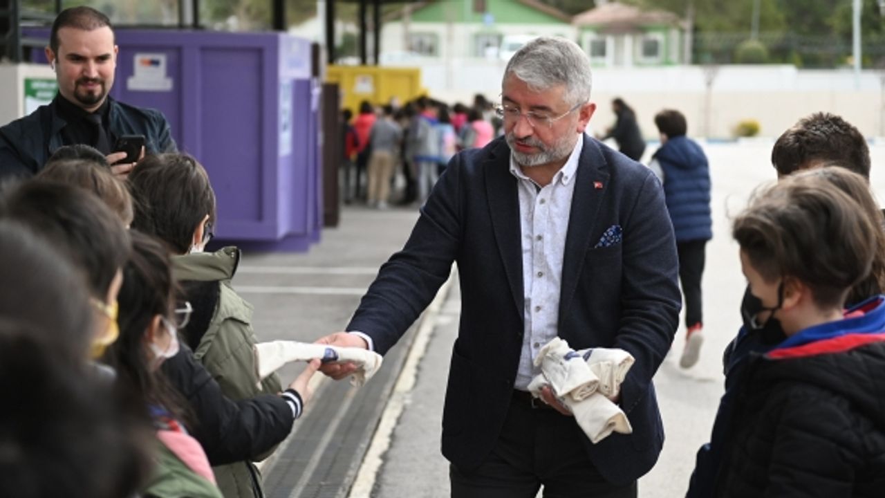 Halil İbrahim Aşgın’dan çocuklara sürpriz ziyaret