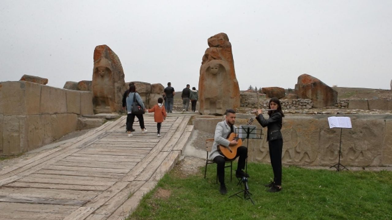 Turistler müzik eşliğinde tarihsel yolculuğa çıkıyor