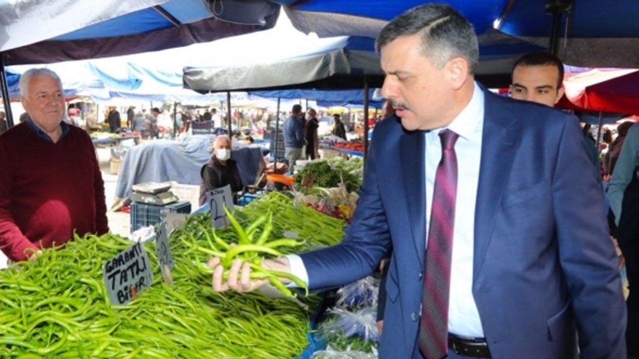 Vali Mustafa Çiftçi pazarda fiyatları indeledi: Pazarlarda fiyatlar geriledi