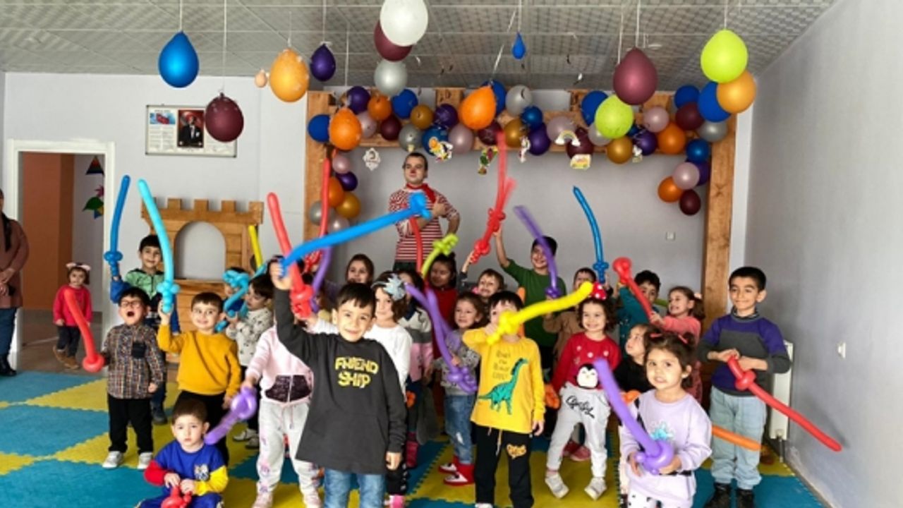 Minik öğrencilerden depremzede arkadaşlarına moral etkinliği