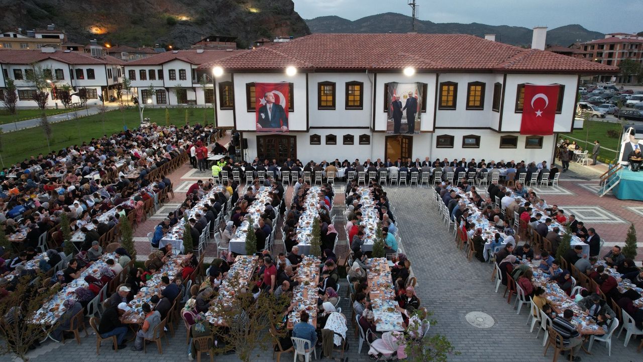 Osmancık’ta 4 bin kişi aynı sofrada iftar yaptı