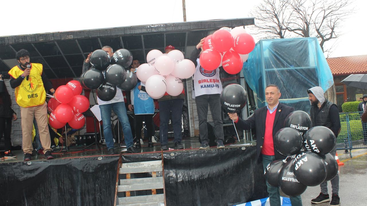 AK Parti'nin yerine getirmediği vaatlerin olduğu balonları patlattılar