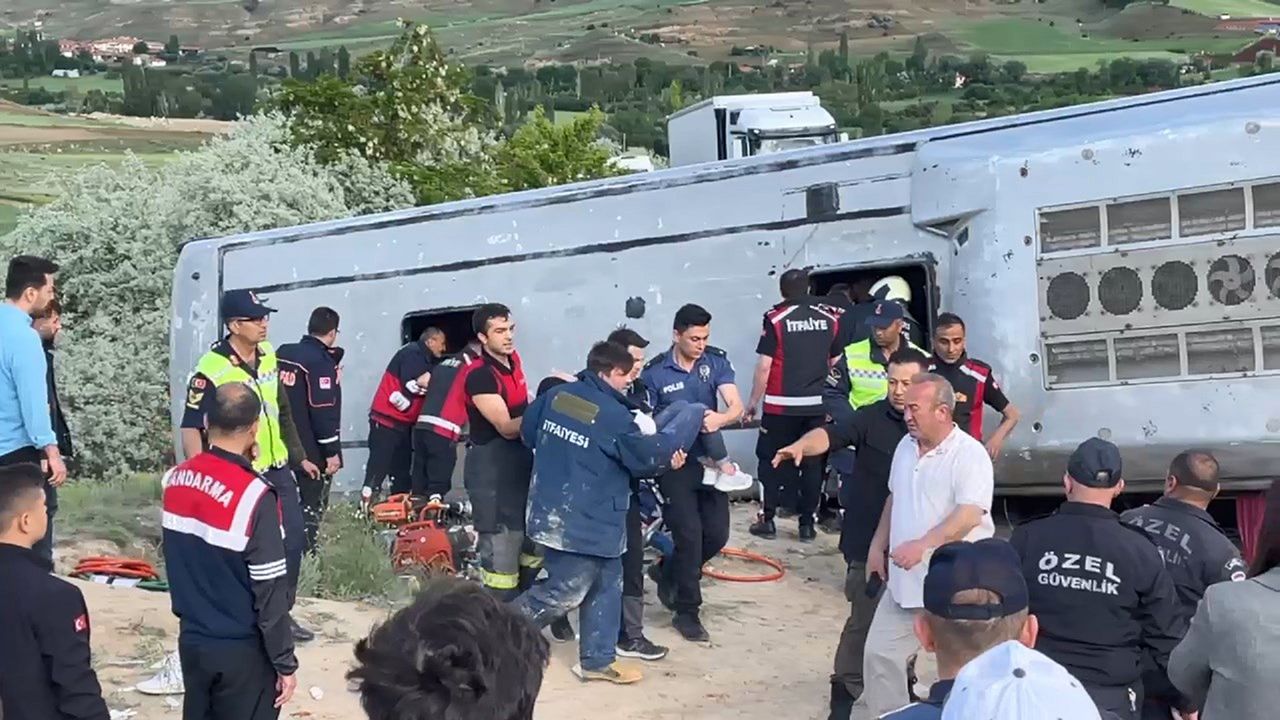Çankırı'da otobüs devrildi: 3’ü ağır 18 yaralı