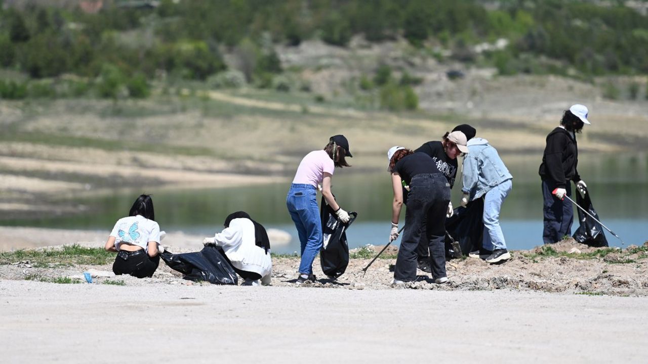 Erasmus öğrencileri, Çomar Barajının etrafını temizledi