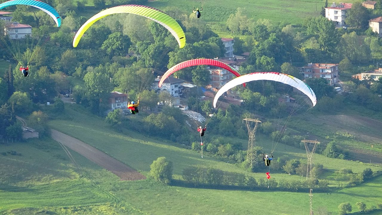 Çorumlu paraşütçüler gökyüzünü Türk bayraklarıyla süsledi