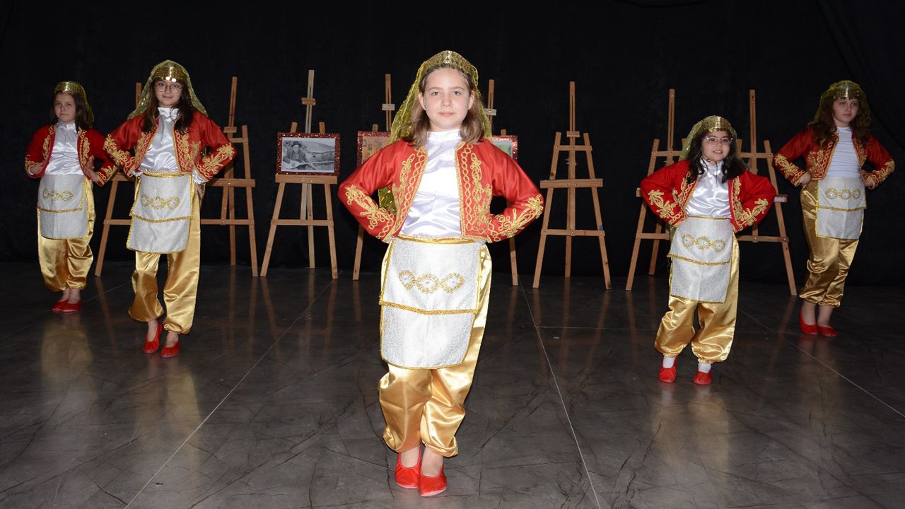 Pınar Koleji halk oyunlarıyla üstadları andı