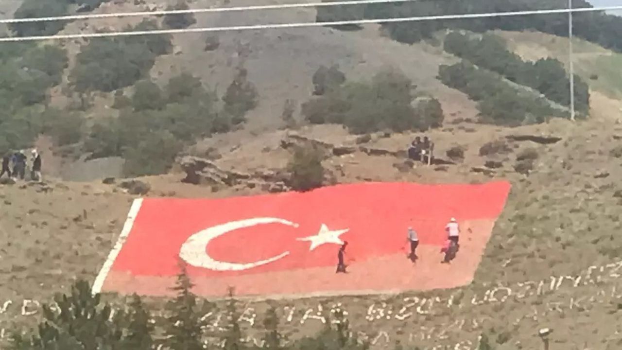 Öğrenciler Türk bayrağını boyadılar
