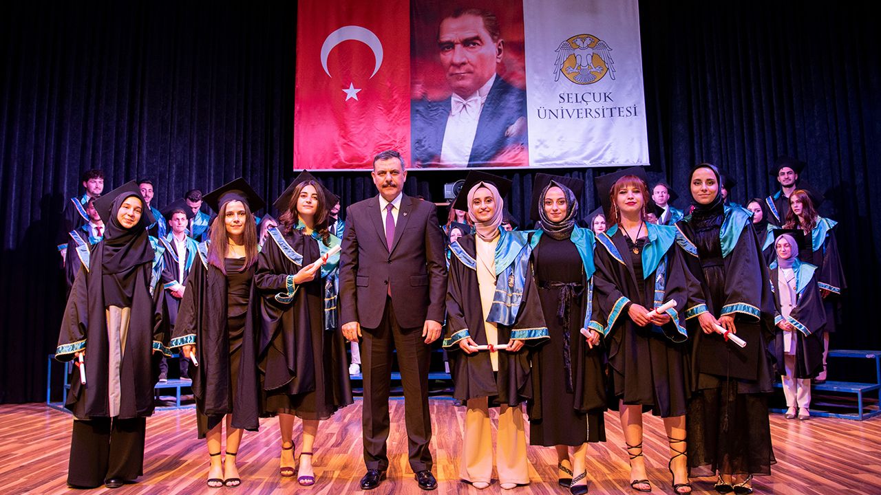 Vali Mustafa Çiftçi, kızının diplomasını verdi