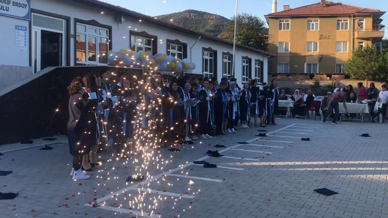 Mehmet Akif Ersoy Ortaokulu'nda mezuniyet töreni