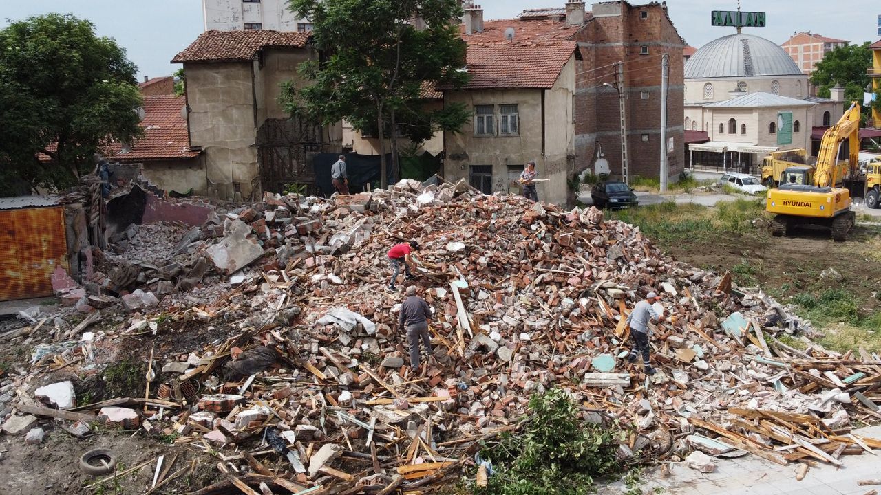 Azerbaycan Caddesinde kamulaştırma ve yıkım çalışmaları