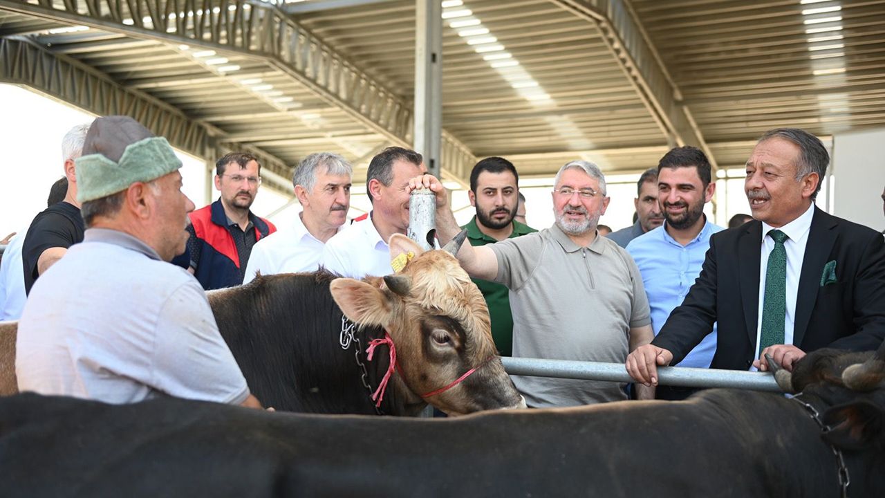 Vatandaşlardan Halil İbrahim Aşgın'a hayvan pazarı teşekkürü