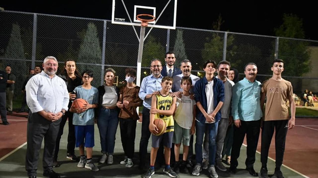 Bakan Kasapoğlu Çorum'da! Bakan, Vali, Belediye Başkanı ve Rektör gençlerle basketbol oynadı