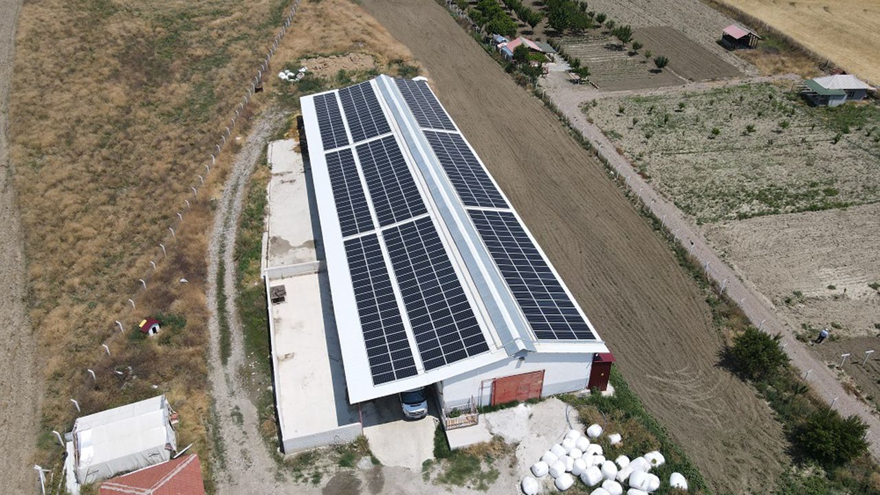 Üretim tesisinin çatısına kurduğu Güneş Enerjisi ile 300 bin kWh elektrik üretiyor