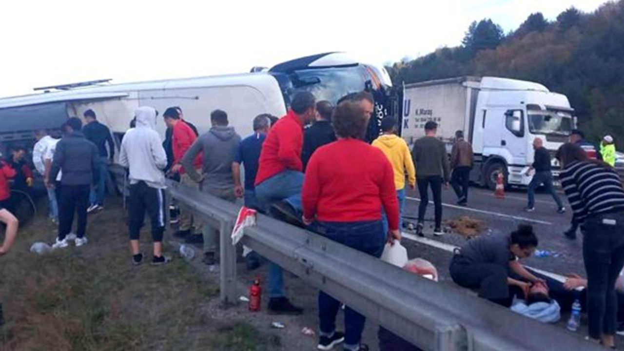 Bolu'da yolcu otobüsü devrildi, çok sayıda ölü ve yaralı var