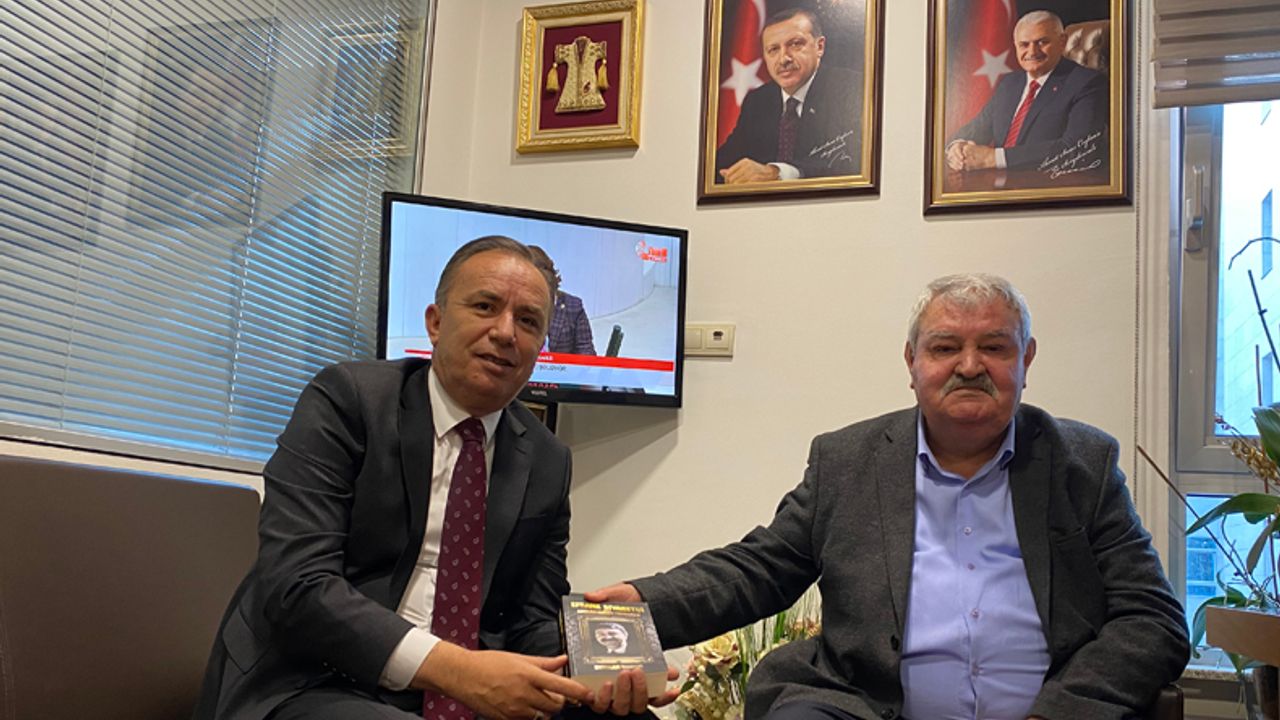 Adnan Türkoğlu, Ahmet Sami Ceylan’a kitabını hediye etti