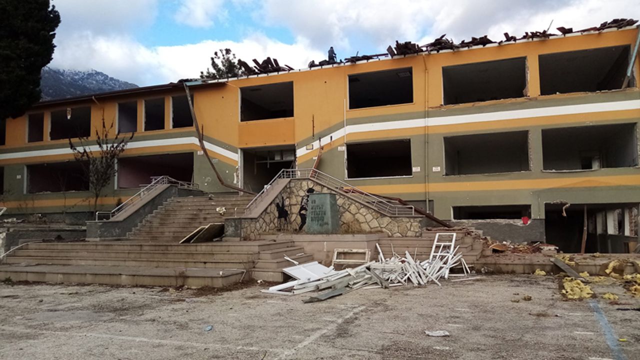 Cumhuriyet İlkokulu yıkılıyor