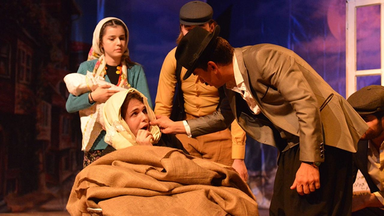 'Erkekler köyü' tiyatro oyununa yoğun ilgi