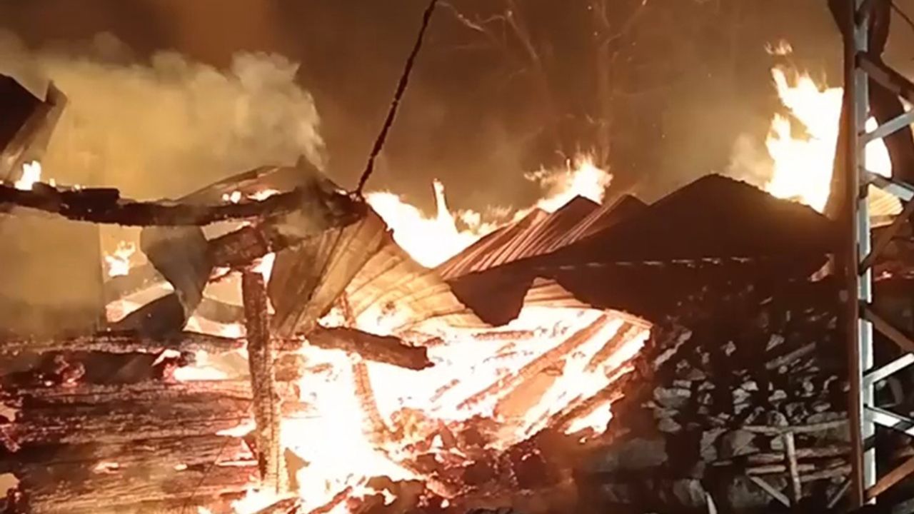 Çorum'da korkutan yangın: Üç ev ile bir samanlık küle döndü