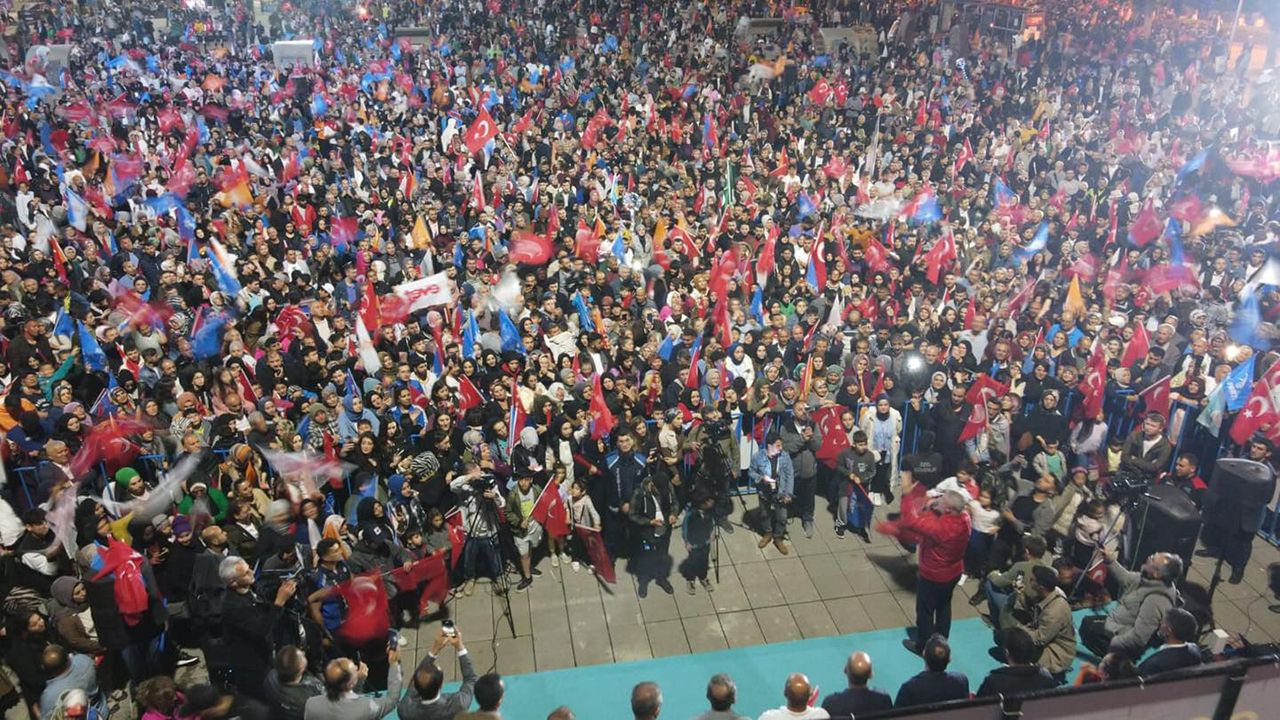 Çorumlular Erdoğan'ın seçim zaferini Kadeş Barış Meydanı'nda kutladı