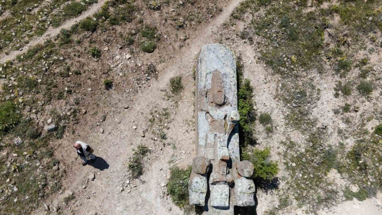 3 bin 500 yıldır yerde yatan dünyanın en büyük anıtı ayağa kaldırılacağı günü bekliyor